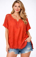 Load image into Gallery viewer, Cotton blouse with upper lace
