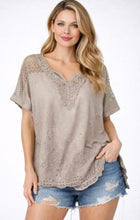 Load image into Gallery viewer, Cotton blouse with upper lace
