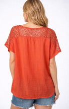 Load image into Gallery viewer, Cotton blouse with upper lace
