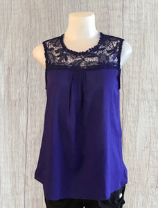 Sleeveless blouse with upper lace