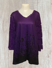 Load image into Gallery viewer, Plus size Purple top with black floral pattern and crochet sleeve
