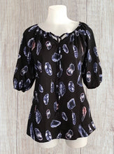 Load image into Gallery viewer, Feather pattern 1/2 sleeve blouse
