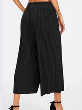 Load image into Gallery viewer, Pleated capris.
