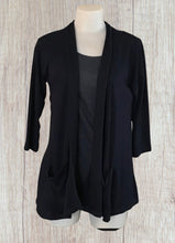 Load image into Gallery viewer, Lightweight 3/4 sleeve navy cardigan with front pockets
