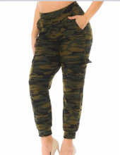 Load image into Gallery viewer, Plus size buttery soft green camouflage cargo leggings/joggers with pockets
