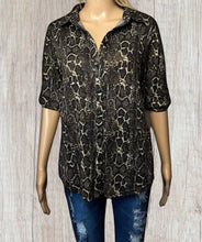 Load image into Gallery viewer, Snakeskin print button blouse with 3/4 sleeve
