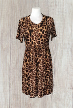 Load image into Gallery viewer, Leopard print dress with pockets
