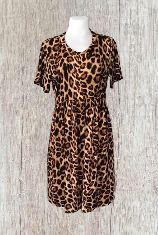 Leopard print dress with pockets