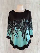 Load image into Gallery viewer, Tunic top with design
