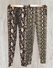 Load image into Gallery viewer, Snakeskin print ladies leggings one size
