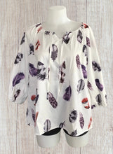 Load image into Gallery viewer, Feather pattern 1/2 sleeve blouse
