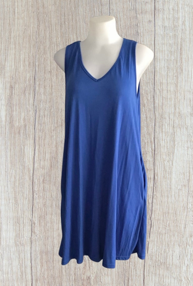 Sleeveless casual, comfy v-neck dress with pockets