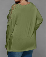 Load image into Gallery viewer, Plus size top with pocket
