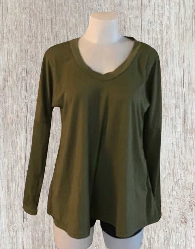 Long sleeve v neck lightweight sweater