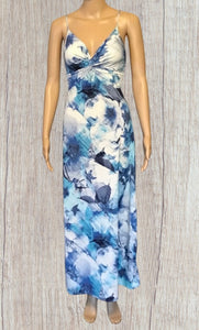 Maxi dress with twisted design.