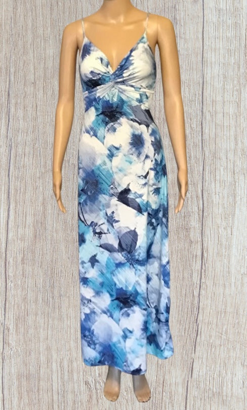 Maxi dress with twisted design.