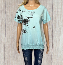 Load image into Gallery viewer, Short sleeve top with pattern &amp; sequins
